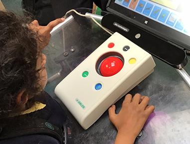 girl using trackball